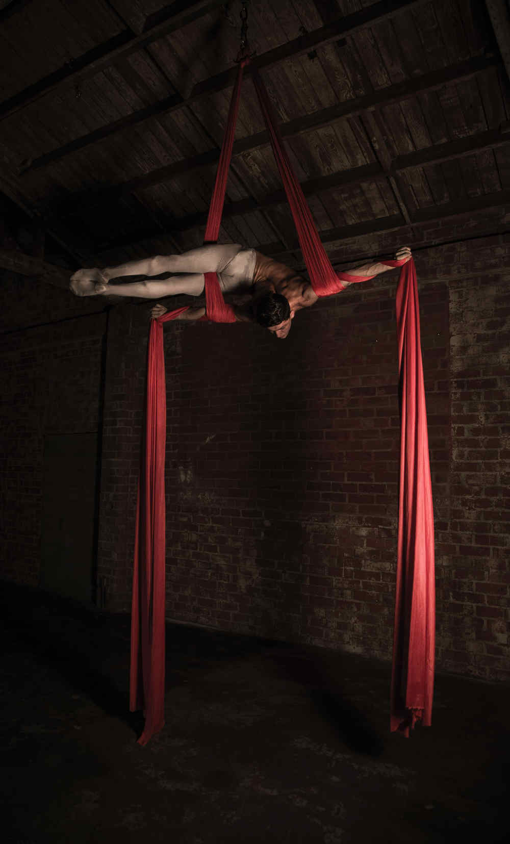 Brandon-Hansen-aerialist